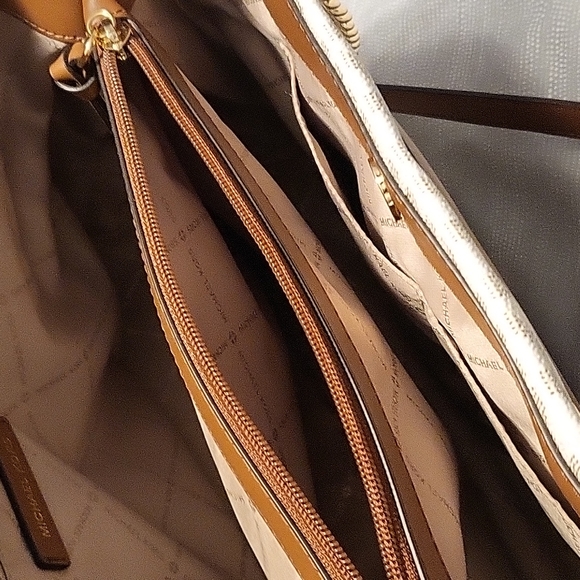 Purse - Picture 4 of 4